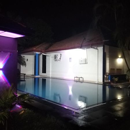 Blue Bell Hotel 尼甘布 外观 照片
