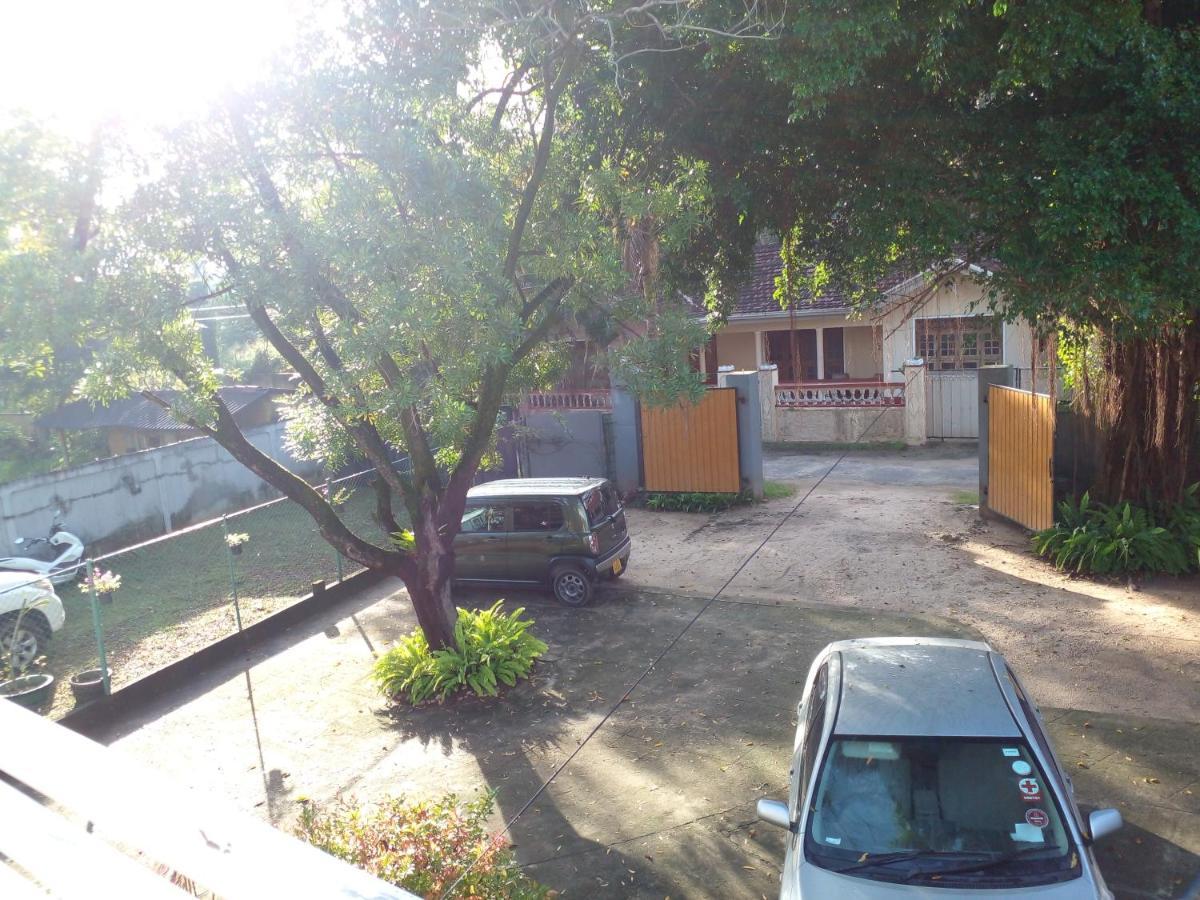 Blue Bell Hotel 尼甘布 外观 照片
