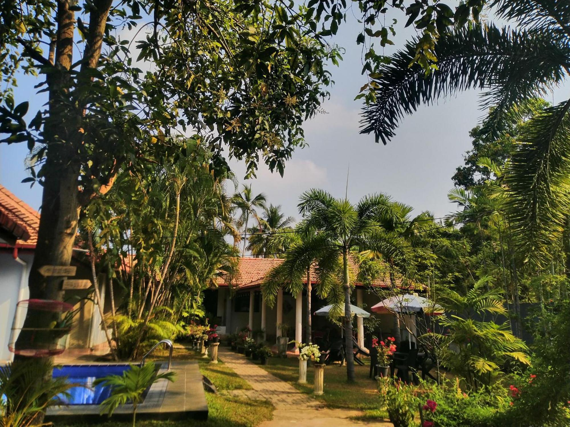 Blue Bell Hotel 尼甘布 外观 照片