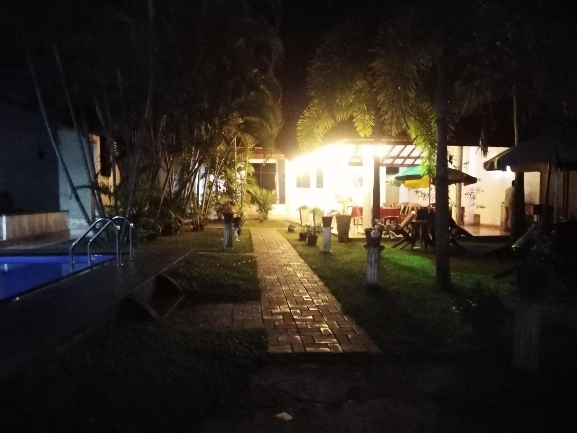 Blue Bell Hotel 尼甘布 外观 照片