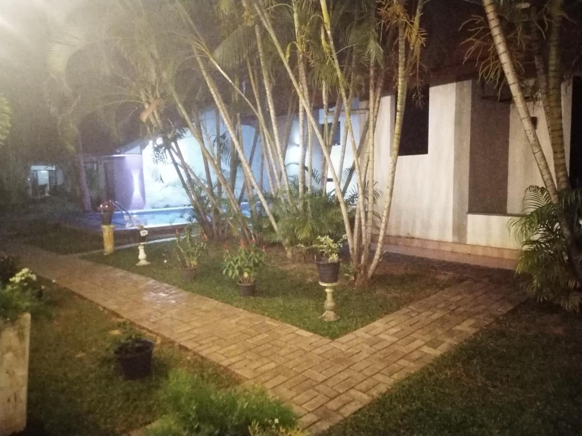 Blue Bell Hotel 尼甘布 外观 照片