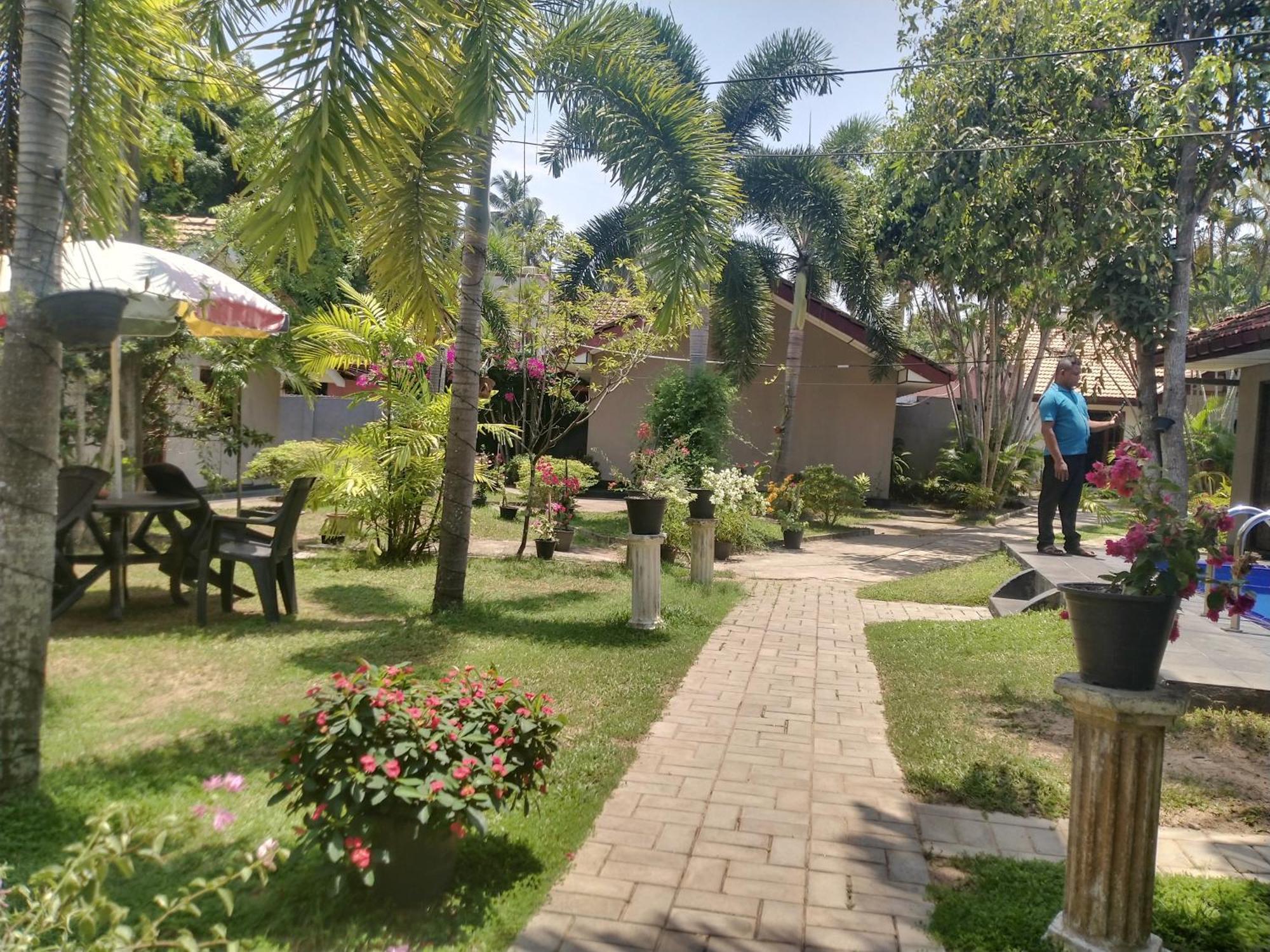 Blue Bell Hotel 尼甘布 外观 照片