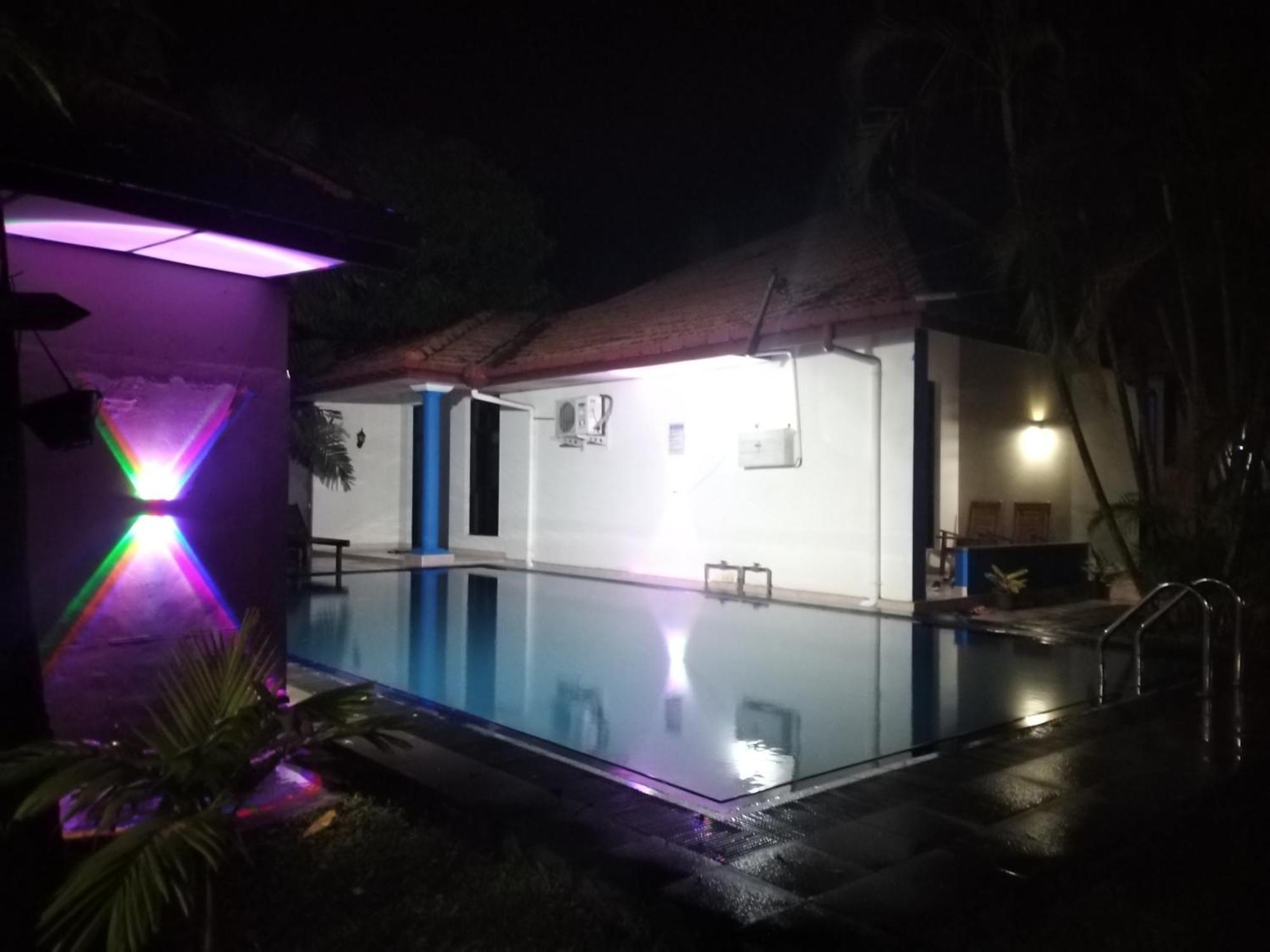 Blue Bell Hotel 尼甘布 外观 照片